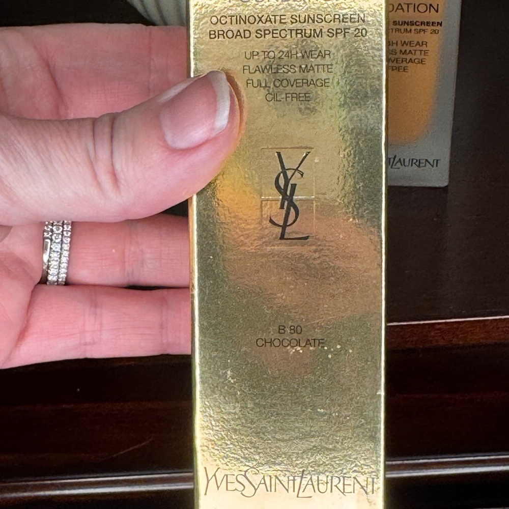 Yves Saint Laurent All Hours Foundation - Warm Beige Retail 75.00 - Picture 3 of 3